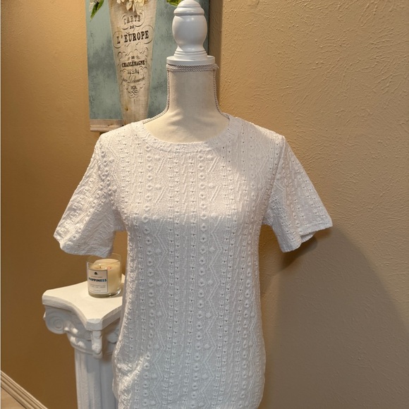 Elegant White Textured Women's Top - Picture 1 of 3